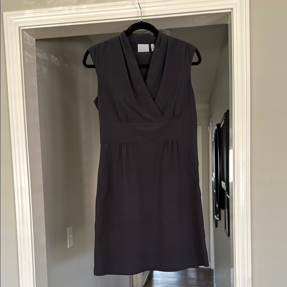 Athleta Black Sheath Mini Dress V-Neck Sleeveless with pockets